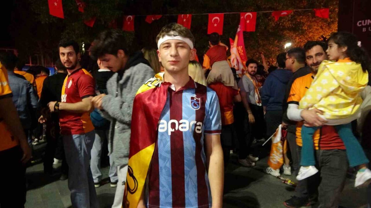 Galatasaray’ın Trendyol Süper Lig’de şampiyonluğunu ilan etmesiyle Kocaeli’de taraftarlar sokağa