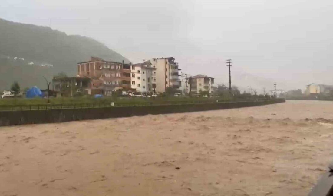Trabzon’un Araklı ilçesinde etkili olan şiddetli yağışlar sel ve su