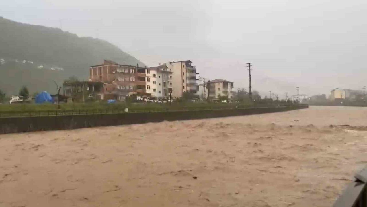 Trabzon’un Araklı ilçesinde etkili olan şiddetli yağışlar sel ve su