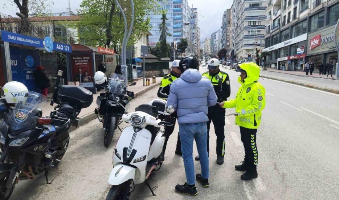 Samsun’da Karayolları Trafik Güvenliği Haftası kapsamında lise önünde düzenlenen etkinlikte