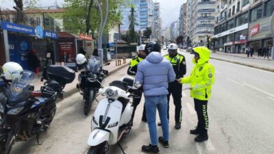 Samsun’da Karayolları Trafik Güvenliği Haftası kapsamında lise önünde düzenlenen etkinlikte