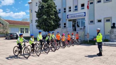 Bilecik’in Yenipazar ilçesinde Trafik Haftası kapsamında öğrencilere uygulamalı eğitim düzenlendi.