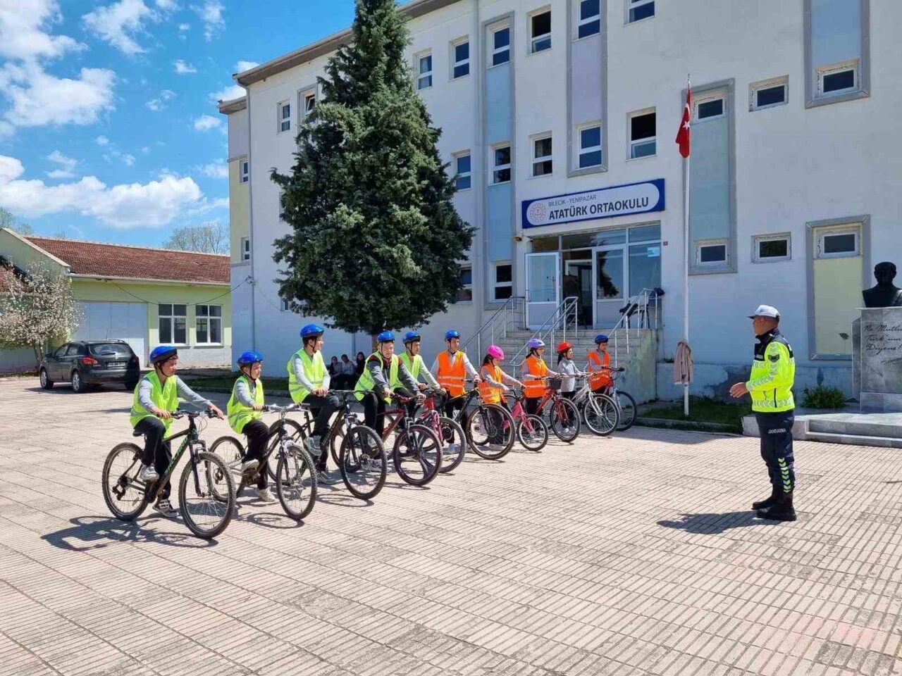 Bilecik’in Yenipazar ilçesinde Trafik Haftası kapsamında öğrencilere uygulamalı eğitim düzenlendi.