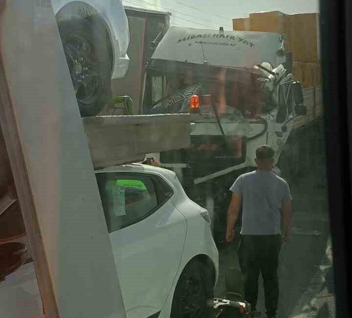 Eskişehir’de otomobil yüklü tıra başka bir tırın çarptığı kazada 1