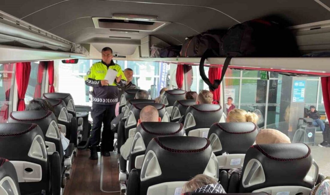Aksaray’da bayram öncesi yoğunluk yaşanan şehirlerarası otobüs terminalinde trafik polisleri