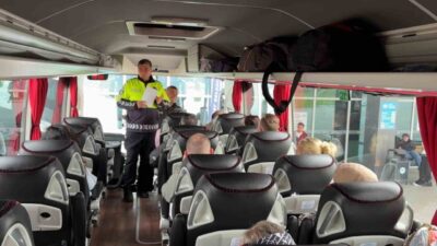 Aksaray’da bayram öncesi yoğunluk yaşanan şehirlerarası otobüs terminalinde trafik polisleri