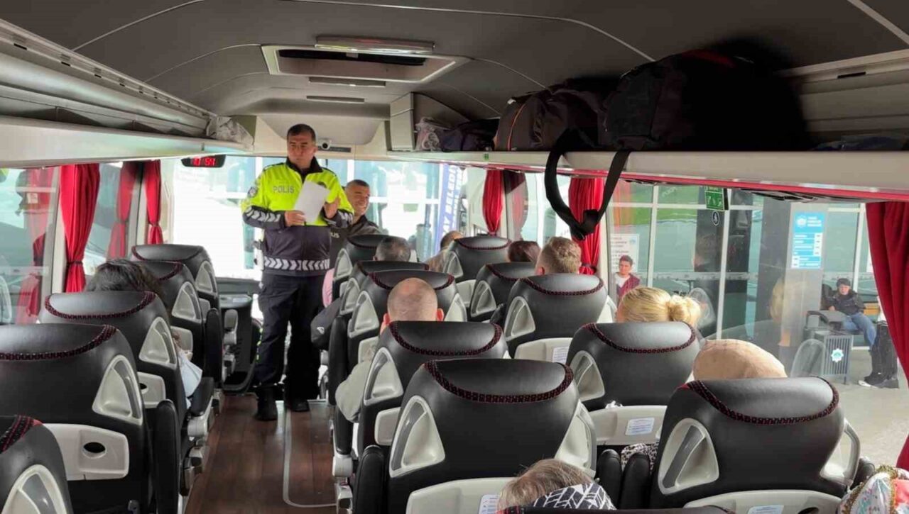 Aksaray’da bayram öncesi yoğunluk yaşanan şehirlerarası otobüs terminalinde trafik polisleri