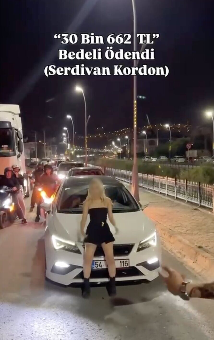 Sakarya’nın Serdivan ilçesinde trafikte dans ederek ulaşımın aksamasına sebep olan