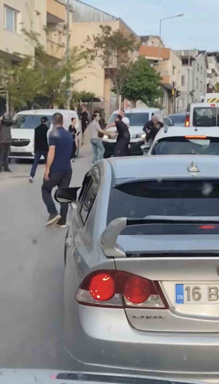 Bursa’da trafikte çıkan tartışma, döner bıçaklı kavgaya dönüştü. O anlar