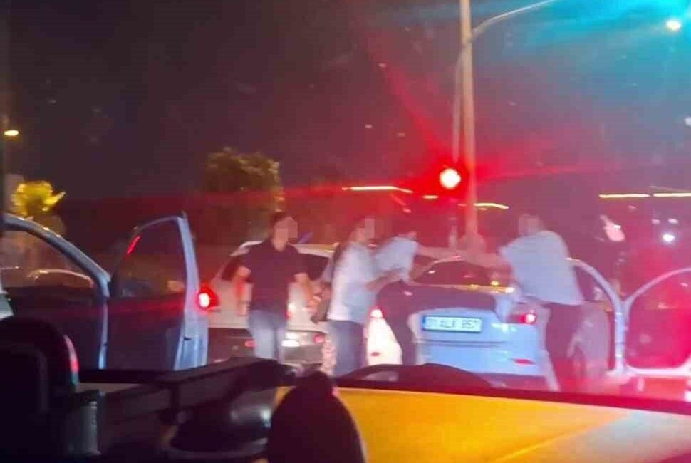 Hatay’da trafikte kavga eden şahısları ayırmaya çalışan kadının çaresiz anları