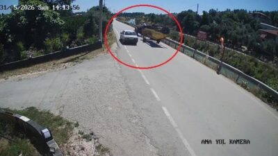 Antalya’nın Serik ilçesinde otomobil ile iki motosikletin karıştığı trafik kazasında