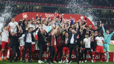 Trendyol 1. Lig Play-off finalinde karşılaştığı Esenler Erokspor’u 2-0 mağlup
