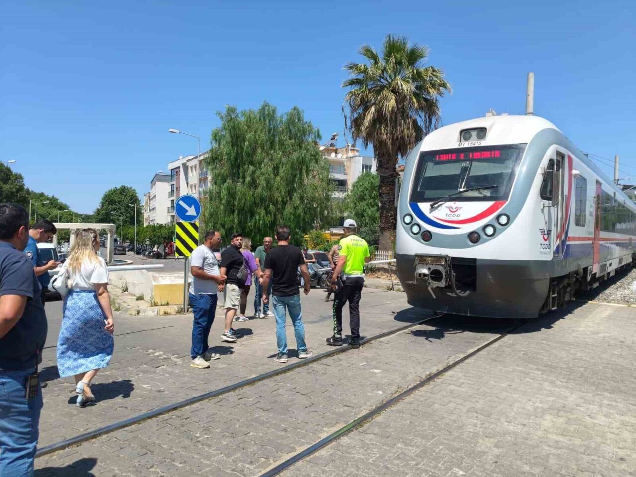 İzmir’in Selçuk ilçesinde hemzemin geçitte trenin altında kalan bir kişi,