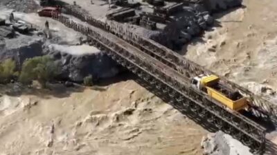 Hakkari-Van kara yolunda meydana gelen heyelanın ardından bölgede Türk Silahlı
