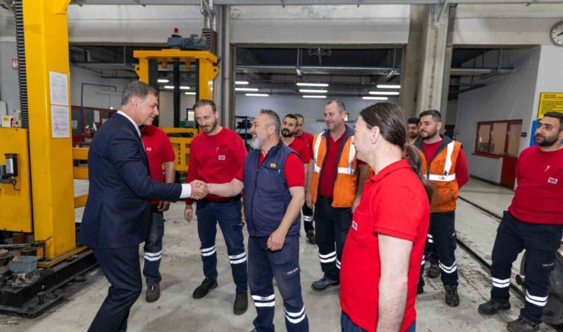İzmir Büyükşehir Belediye Başkanı Dr. Cemil Tugay, mesaiye İzmir Metrosu’nun