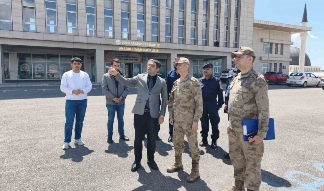Gaziantep İl Jandarma Komutanı Tümgeneral Halil Şen, sorumluluk bölgesindeki okullarda