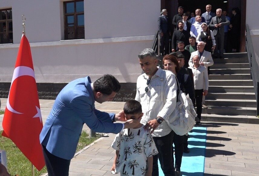 Tunceli’de Kurban Bayramı dolayısıyla bayramlaşma programı düzenlendi. Ülke genelinde olduğu