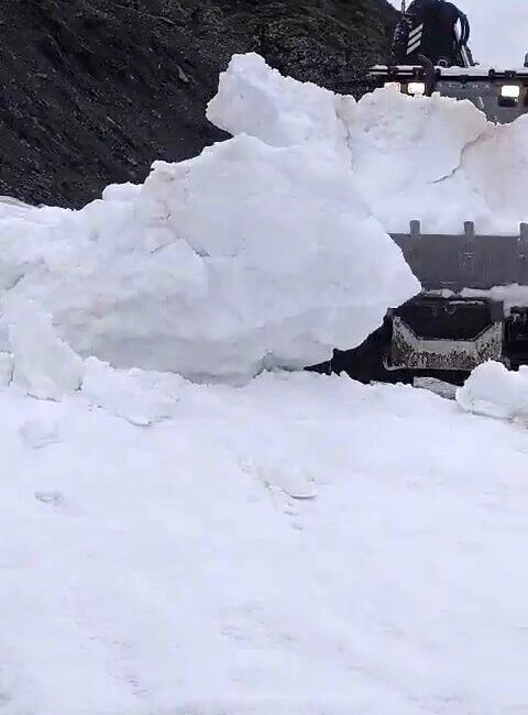 Tunceli’nin Ovacık ilçesinin yüksek kesimlerinde mayıs ayında olunmasına rağmen karla