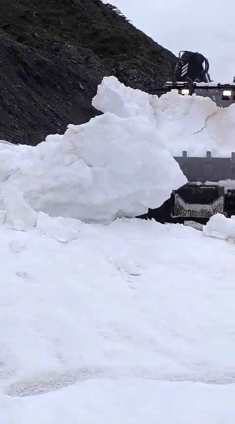 Tunceli’nin Ovacık ilçesinin yüksek kesimlerinde mayıs ayında olunmasına rağmen karla