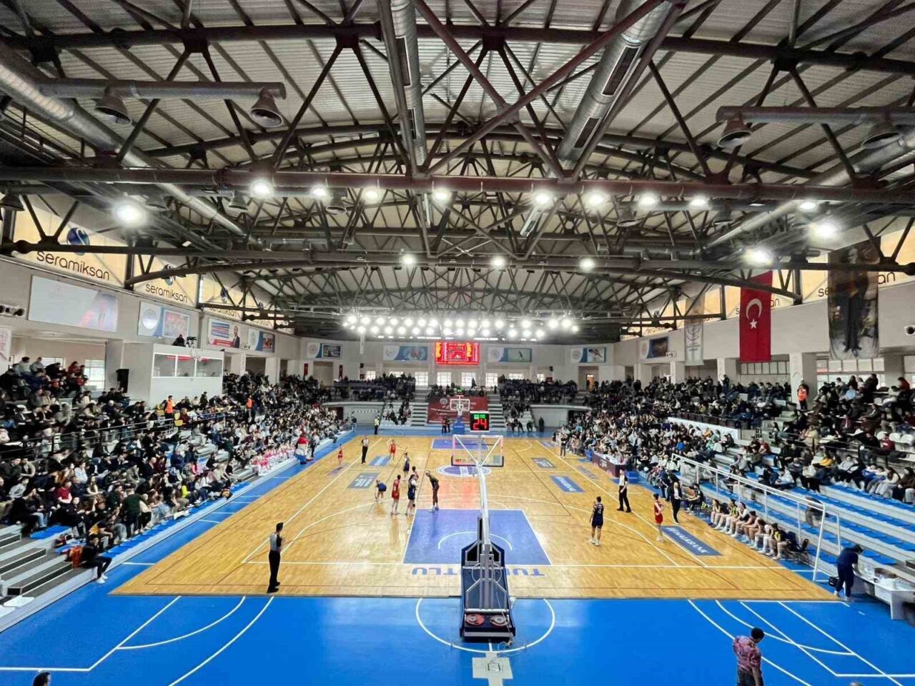TKBL Play-Off yarı final ilk maçında Turgutlu Belediyespor, taraftarının müthiş