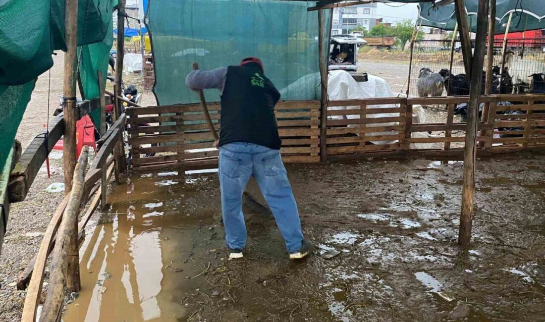 Manisa’nın Turgutlu ilçesinde başlayan sağanak yağış nedeniyle yollar göle dönerken,