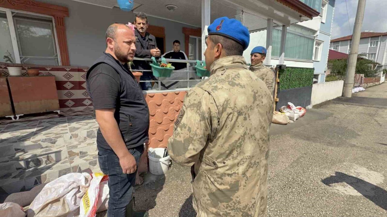 Tokat’ın Turhal ilçesinde taşkın riskine karşı alınan tedbirler kapsamında jandarma