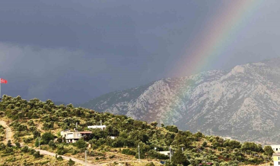 Adana’nın Kozan ilçesinde yağış sonrası ortaya çıkan gökkuşağı ile Türk