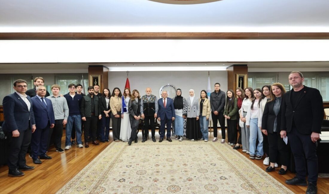Kayseri Büyükşehir Belediye Başkanı Dr. Memduh Büyükkılıç, Kayseri’de eğitim gören
