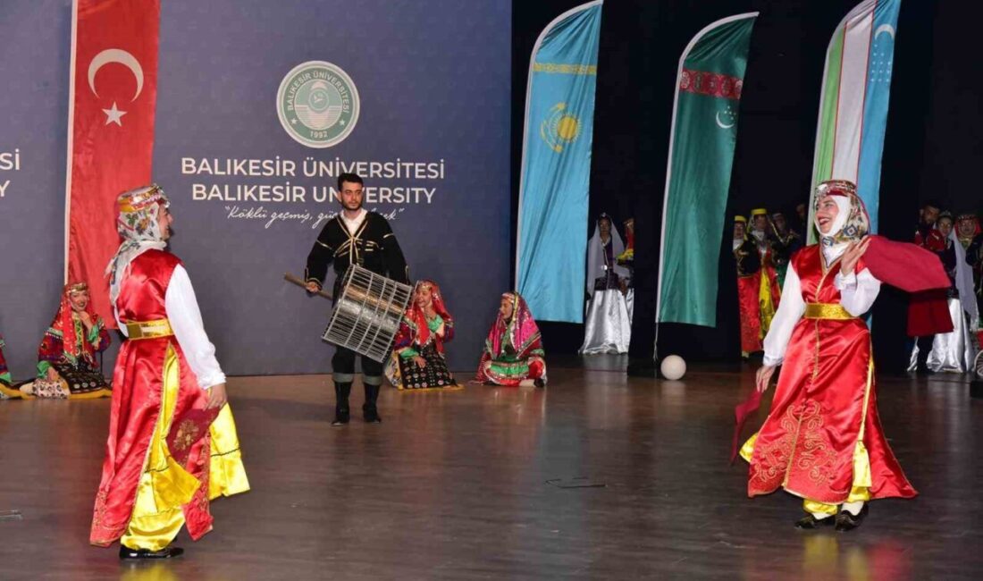 Balıkesir Üniversitesinde düzenlenen “Türk Dünyasının Renkleri” adlı halk oyunları gösterisi,