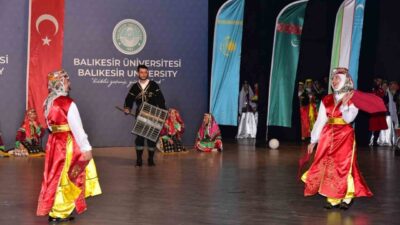 Balıkesir Üniversitesinde düzenlenen “Türk Dünyasının Renkleri” adlı halk oyunları gösterisi,