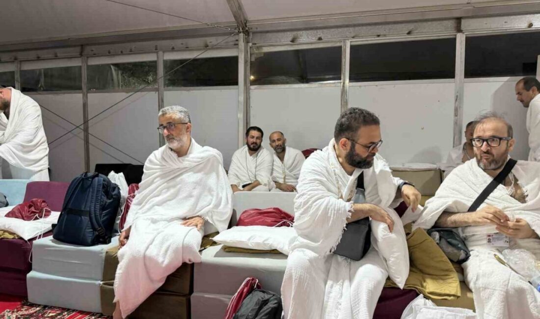Mekke’den Arafat’a doğru yola çıkan Türk hacı adayları, kendilerine tahsis