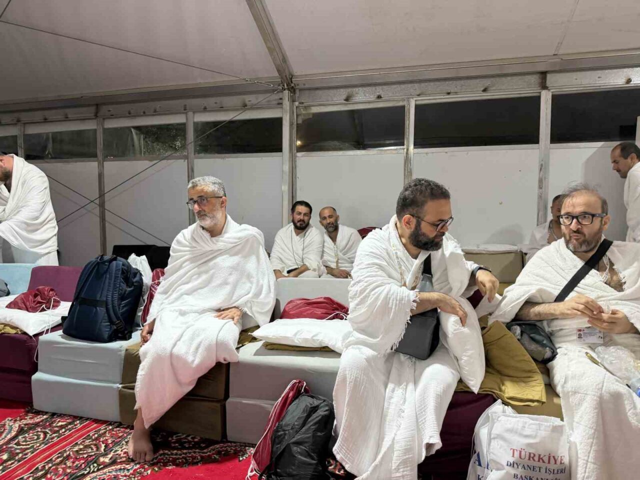 Mekke’den Arafat’a doğru yola çıkan Türk hacı adayları, kendilerine tahsis