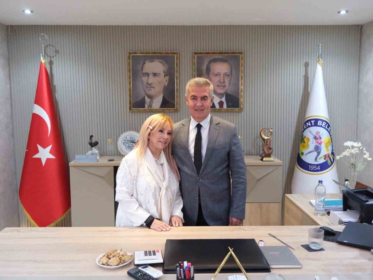 Buharkent Belediye Başkanı Mehmet Erol, Türk Halk Müziği sanatçısı Bedia