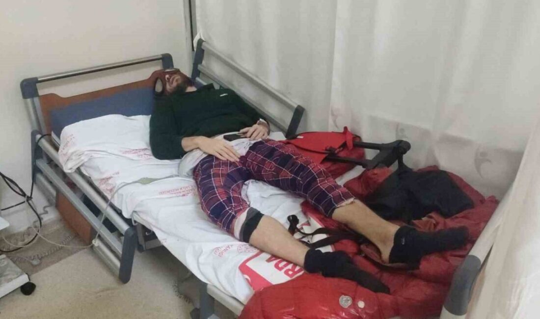 Muş’un Varto ilçesinde seyyar satıcıdan aldığı yılan otunu çiğ tüketen
