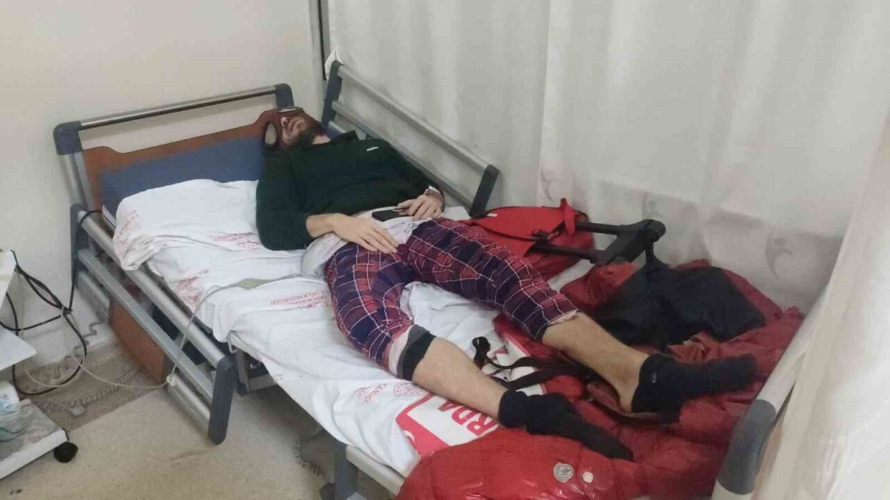 Muş’un Varto ilçesinde seyyar satıcıdan aldığı yılan otunu çiğ tüketen