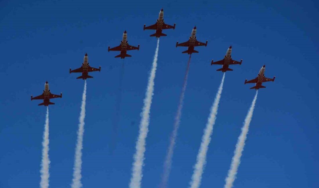 Türk Hava Kuvvetleri’nin akrobasi timi Türk Yıldızları, Çorum’da düzenlenen Aile