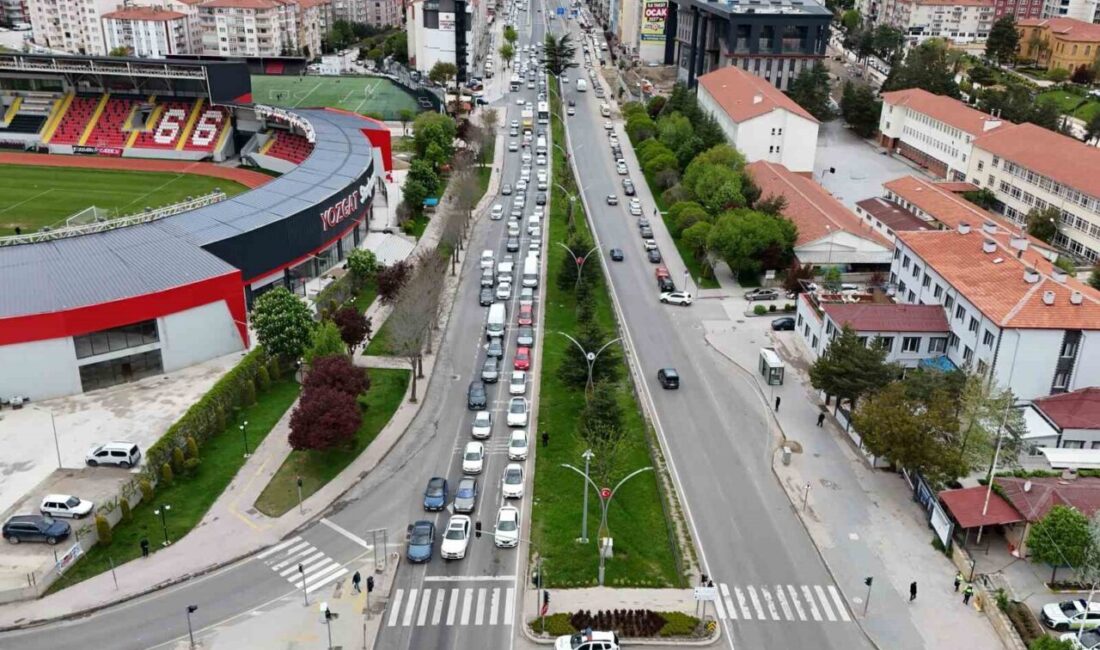 Yozgat’ta Kurban Bayramı dolayısıyla artan trafik yoğunluğu havadan görüntülendi. Türkiye’nin