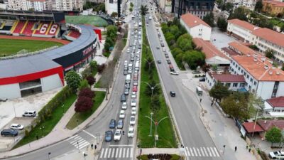Yozgat’ta Kurban Bayramı dolayısıyla artan trafik yoğunluğu havadan görüntülendi. Türkiye’nin