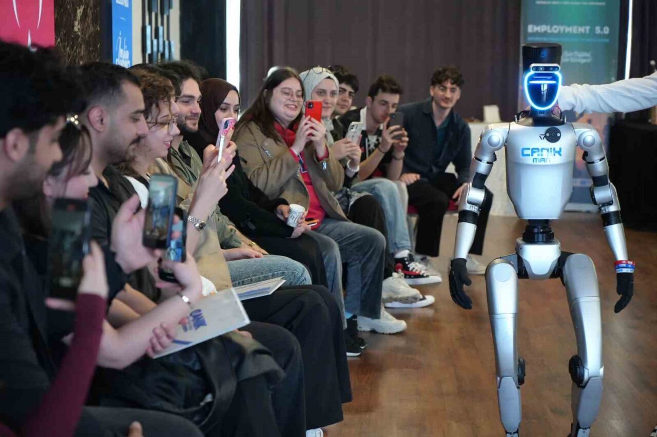 Samsun’da düzenlenen projede Türkiye’nin nüfusa kaydedilen ilk insansı robotu CANİKMAN,