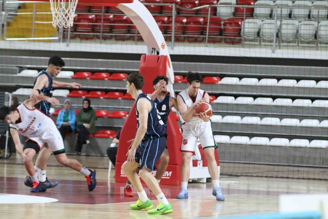 U18 Basketbol Türkiye Şampiyonası’nda çeyrek finalistler belli oldu. Sivas’ta pazartesi