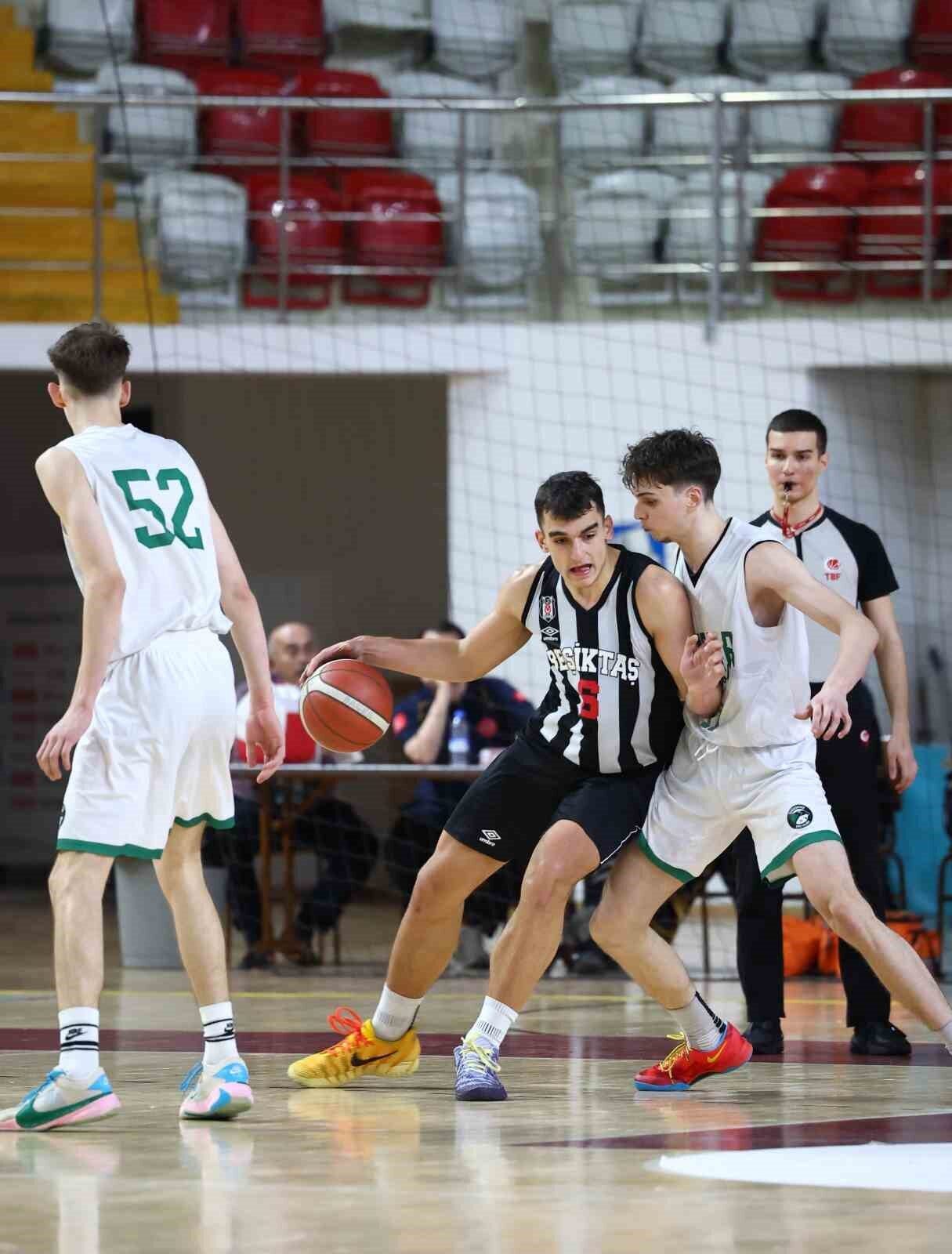 Sivas’ta düzenlenen U-18 Erkekler Türkiye Basketbol Şampiyonası’nda Fenerbahçe, Galatasaray, Petkim