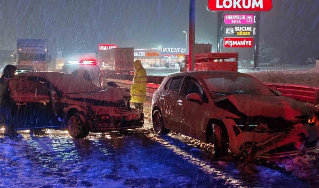 Afyonkarahisar’da karlı yolda kayan 3 aracın birbirine girdiği zincirleme trafik