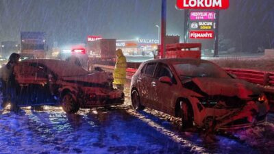 Afyonkarahisar’da karlı yolda kayan 3 aracın birbirine girdiği zincirleme trafik