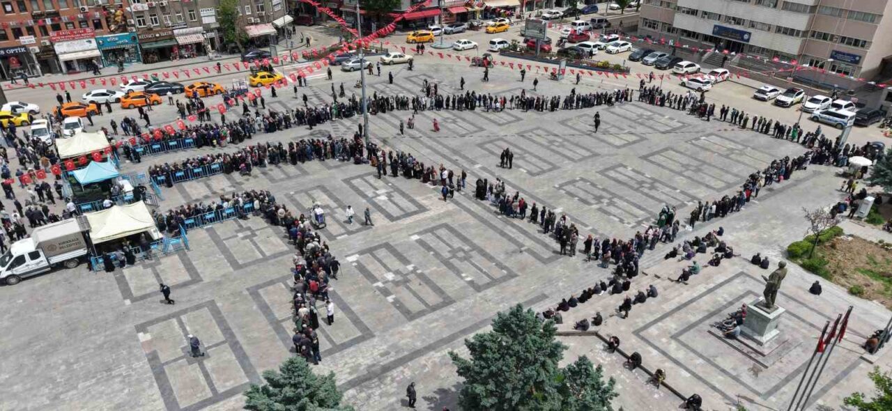 Kırıkkale’de ücretsiz sebze fidesi dağıtımı için gencinden yaşlısına binlerce vatandaş,