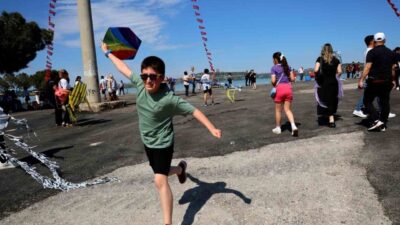 Adana’da ‘Uçurtmanı al gel, gökyüzünü hep birlikte renklendirelim’ sloganıyla düzenlenen