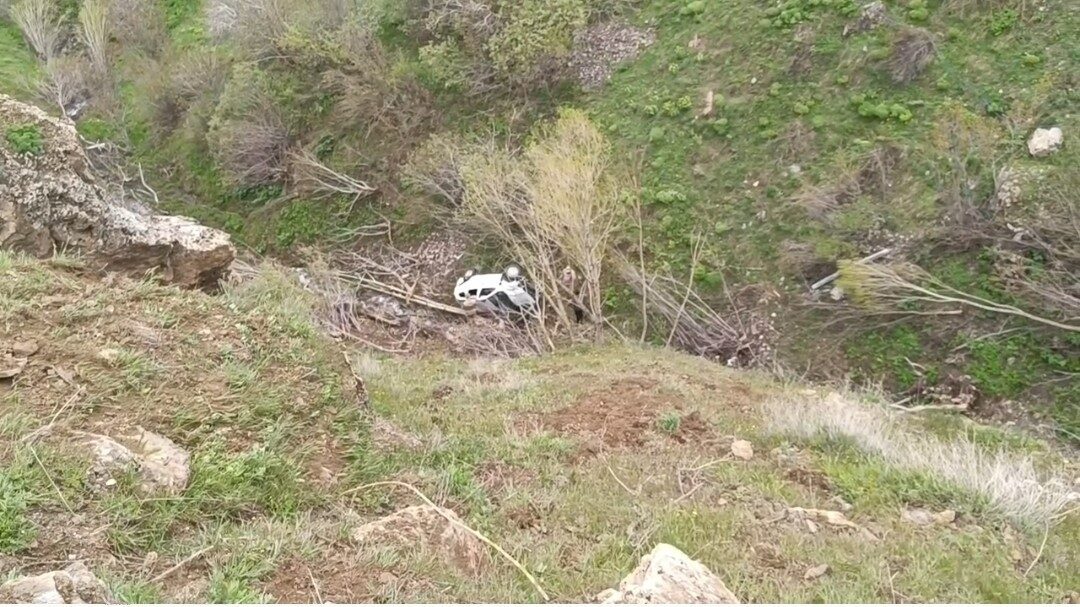 Van’ın Çatak ilçesinde kontrolden çıkarak uçuruma yuvarlanan otomobilde bulunan 5