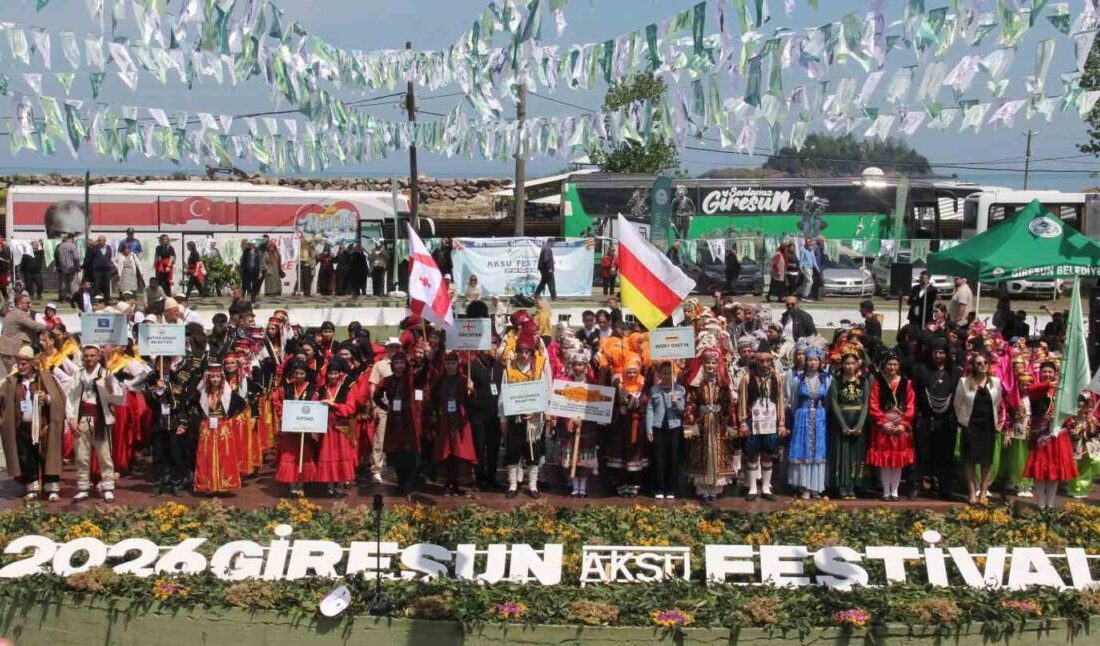 Giresun’da 49. Uluslararası Aksu Festivali katılan vatandaşlar, dilek tutup dereye