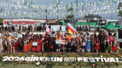Giresun’da 49. Uluslararası Aksu Festivali katılan vatandaşlar, dilek tutup dereye
