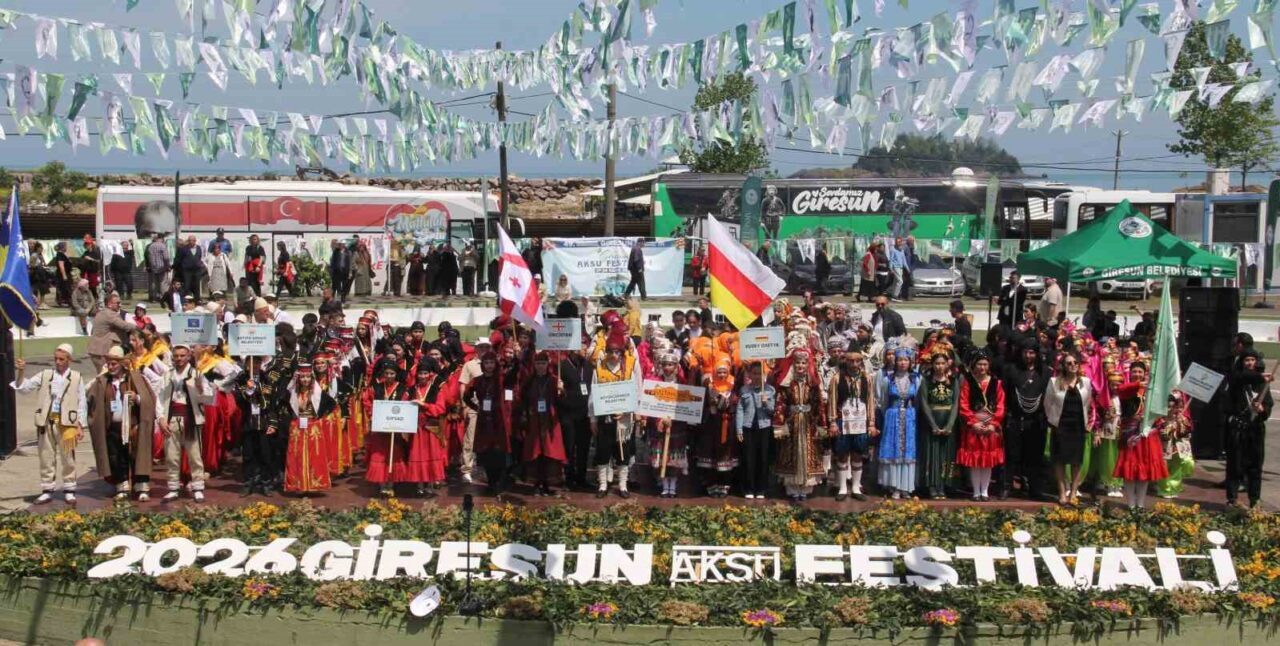Giresun’da 49. Uluslararası Aksu Festivali katılan vatandaşlar, dilek tutup dereye