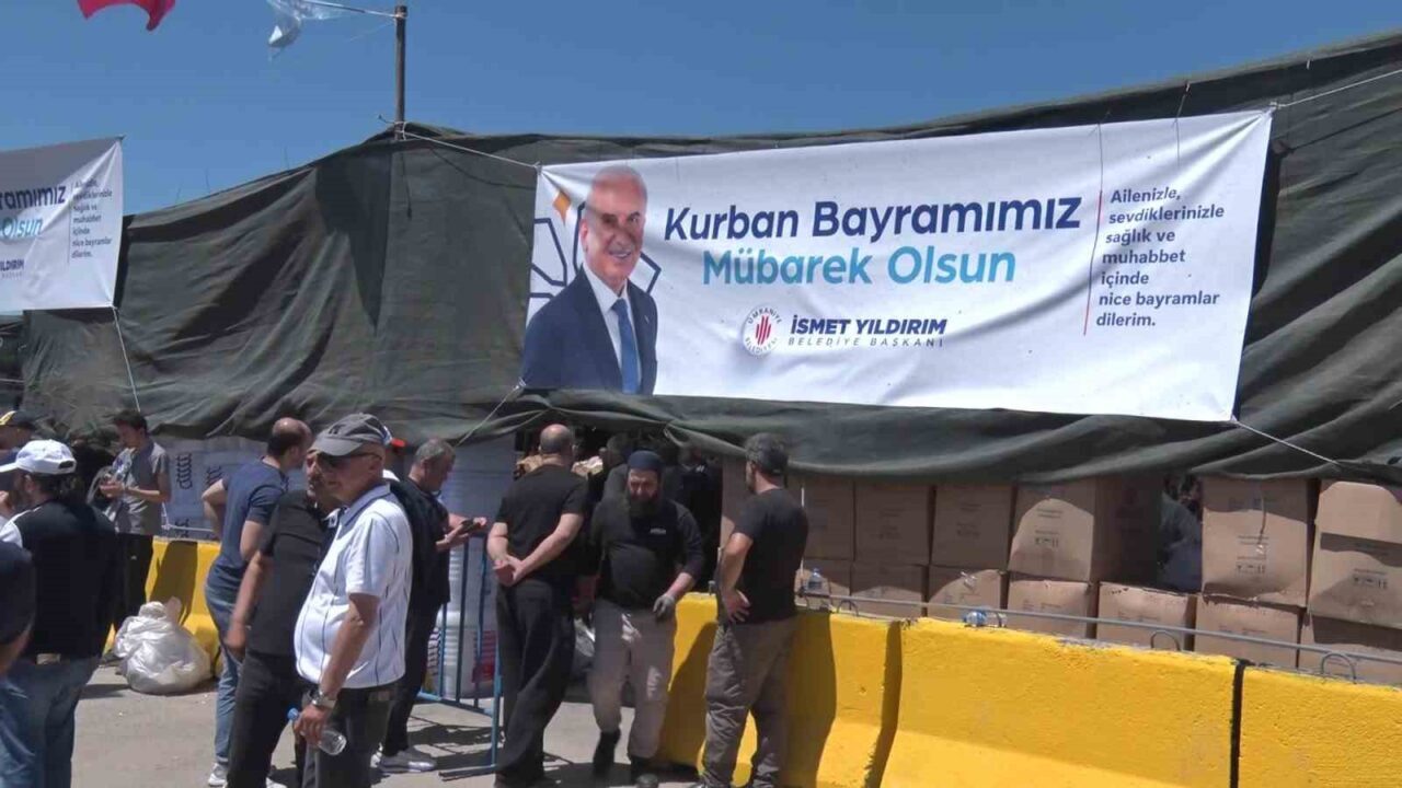 Ümraniye’de Kurban Bayramı’nın ilk gününde kurban kesim işlemleri, belediye tarafından